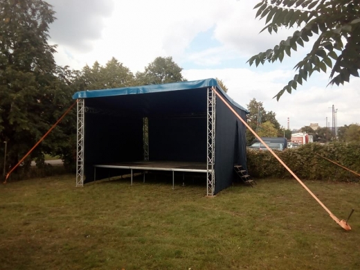 Stage, zastřešení 6x5m + pódium 6x4m.